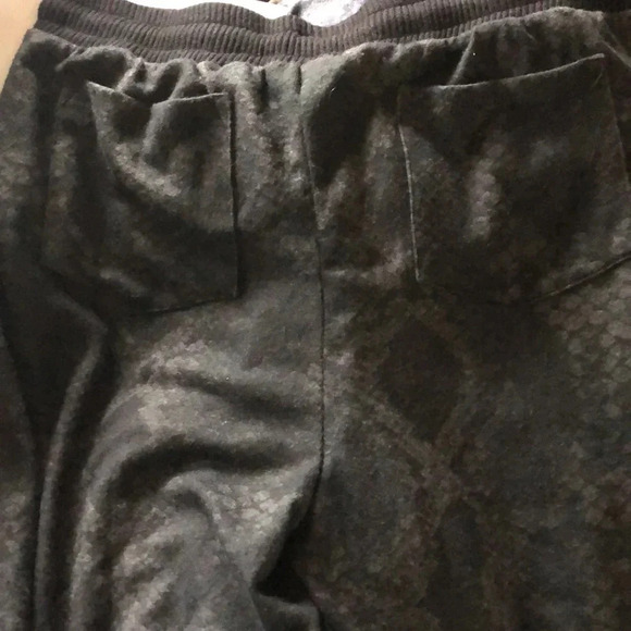 NWT Haute Red Classic Printed Hacci Jogger - Picture 9 of 12